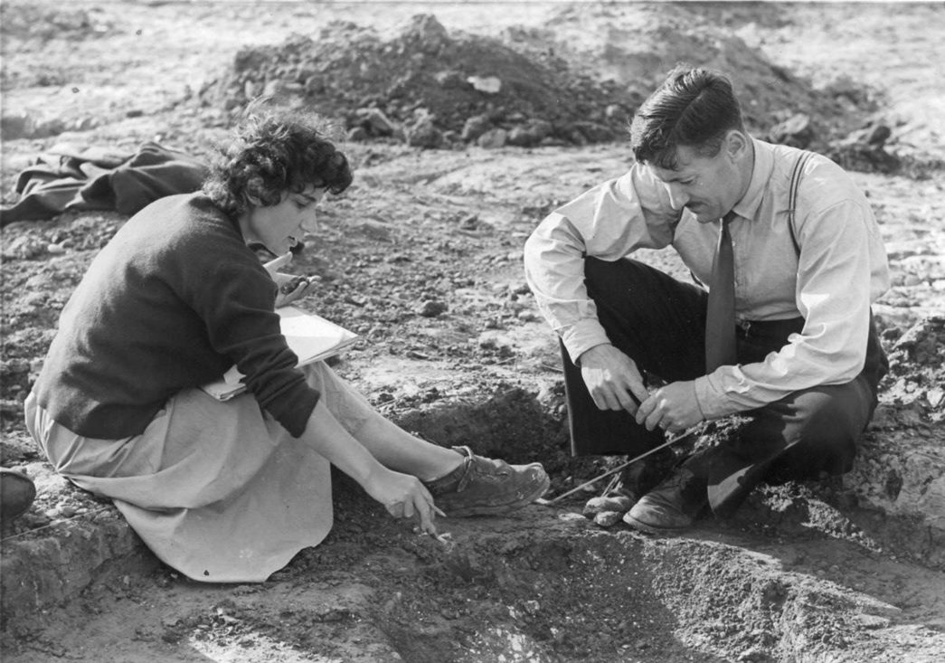 Madeleine Blumstein taking notes at the site, alongside a local police constable. (©Museum of London)
 
