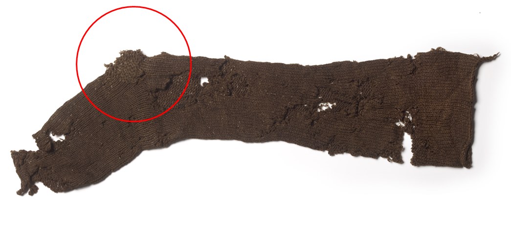 Notice the knitting around the heel, which indicates that these were knit from the top down. (ID no.: 39.188/4a)
